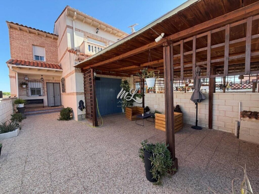 Marín Lara Gestión Inmobiliaria Vende Chalet en Villamiel de Toledo