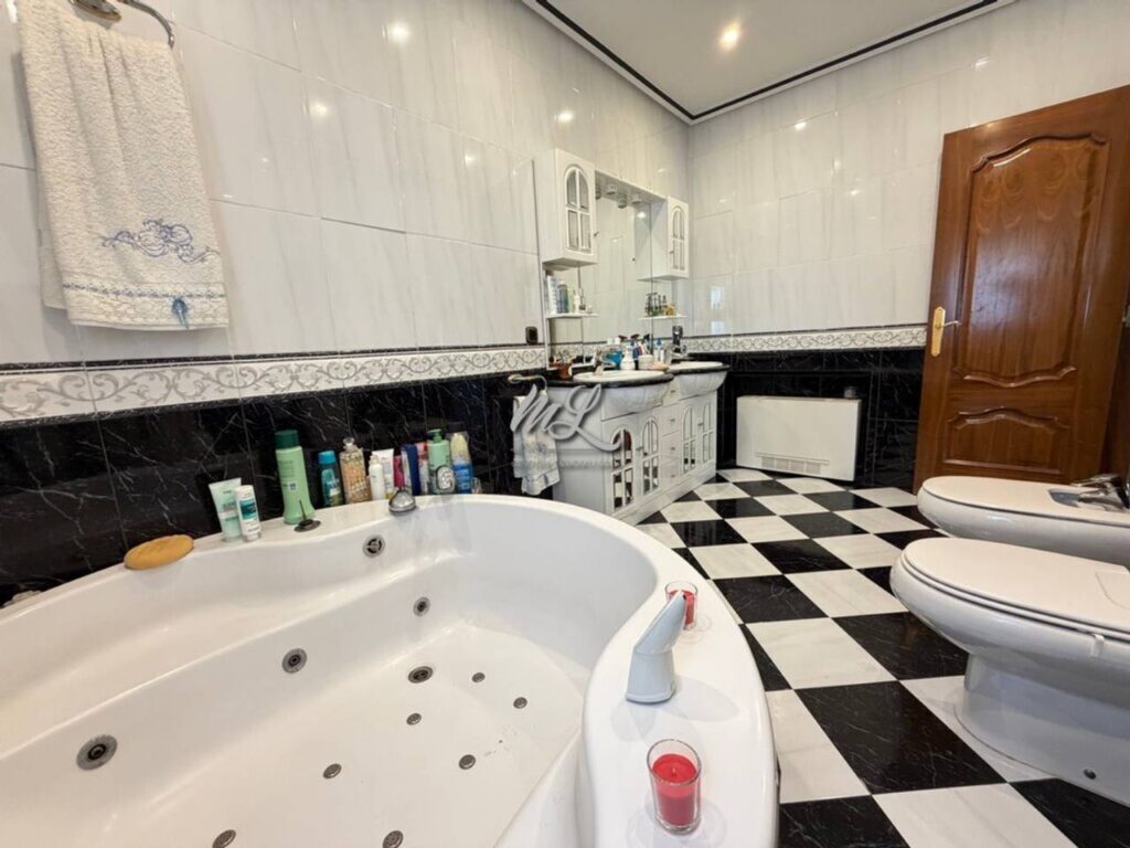 Marín Lara gestión inmobiliaria vende Magnifico Chalet en la Urbanización Las Nieves. - imagen 7