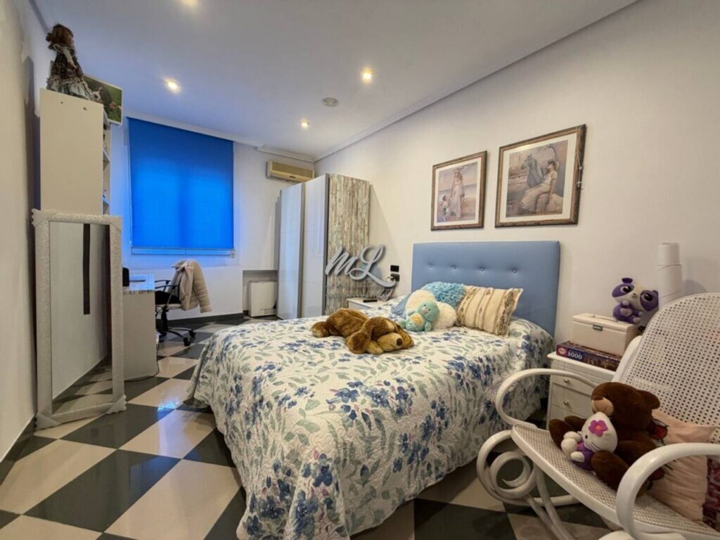 Marín Lara gestión inmobiliaria vende Magnifico Chalet en la Urbanización Las Nieves. - imagen 6