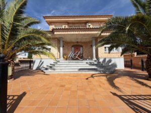 Marín Lara gestión inmobiliaria vende Magnifico Chalet en la Urbanización Las Nieves.