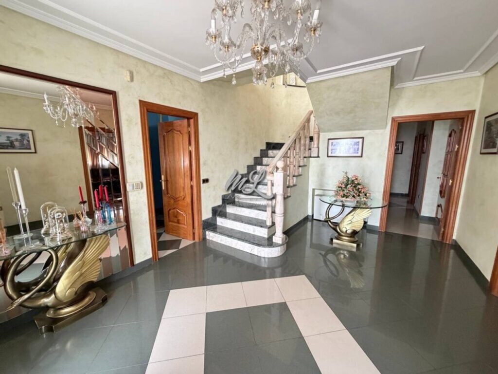 Marín Lara gestión inmobiliaria vende Magnifico Chalet en la Urbanización Las Nieves. - imagen 4