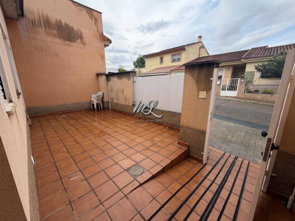 Marin Lara vende chalet adosado en Urb. La Legua